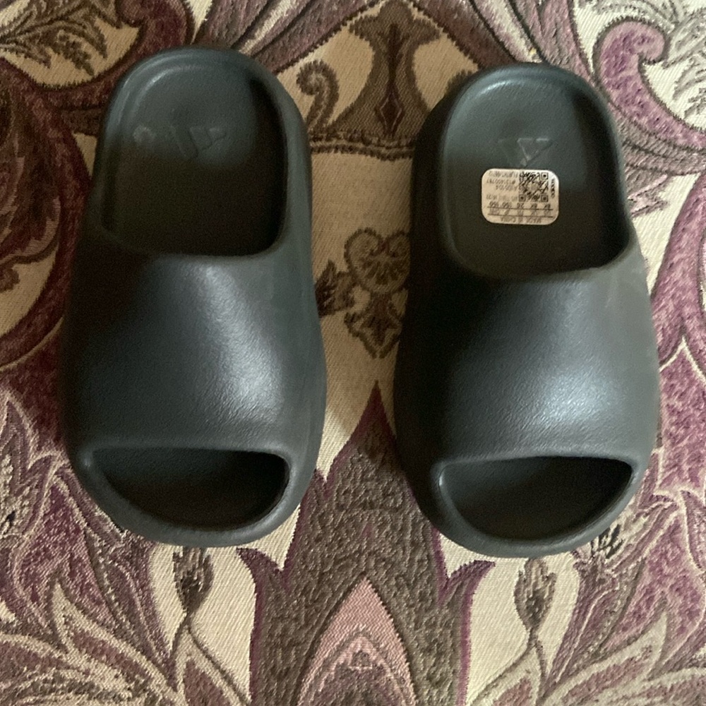 Yeezy slides toddler 8K